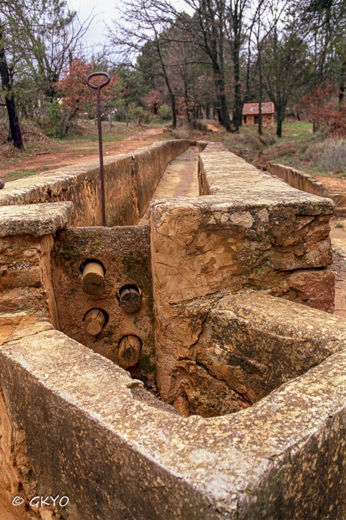 Canalisation pour transfert de la boue d'ocre vers les bassins de sèchage.